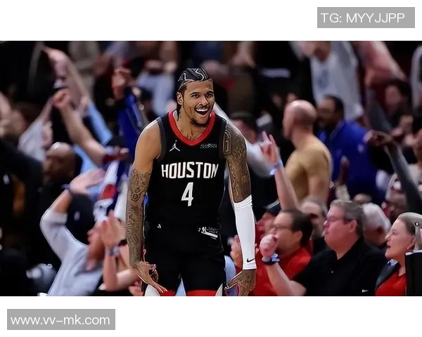 布克盛赞马威充满活力展现内线全能特质令人期待